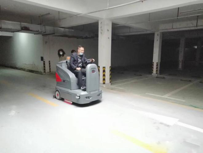 平谷小区物业保洁不用人力改用驾驶式洗地机了